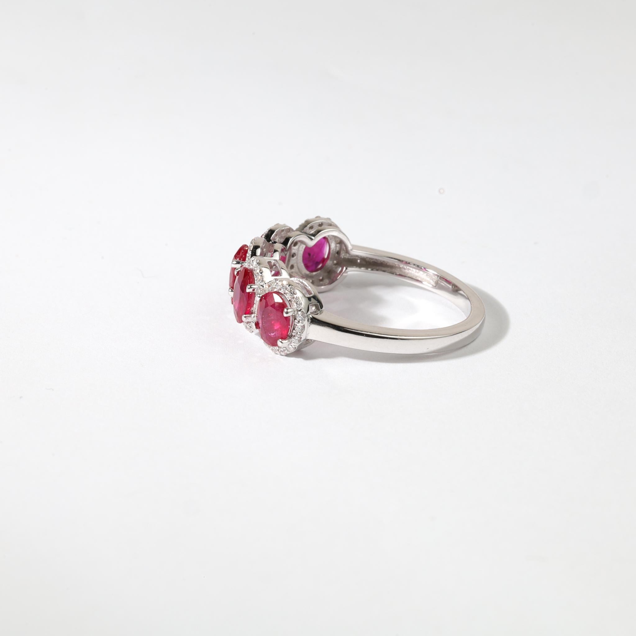 Art déco Bague à cinq pierres en or blanc 18 carats, rubis ovale naturel de 2,28 carats et diamants en vente