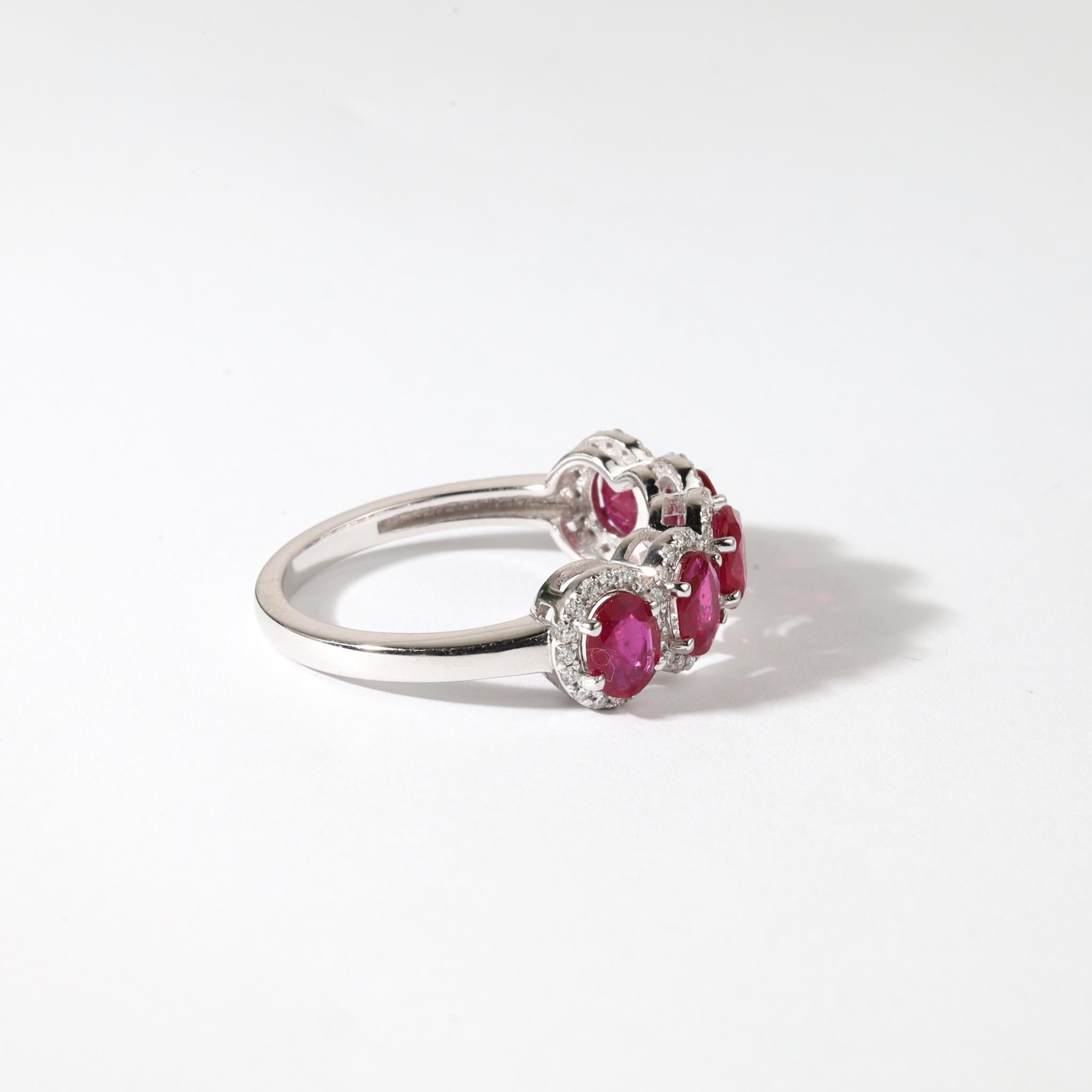 Bague à cinq pierres en or blanc 18 carats, rubis ovale naturel de 2,28 carats et diamants Neuf - En vente à Jaipur, RJ