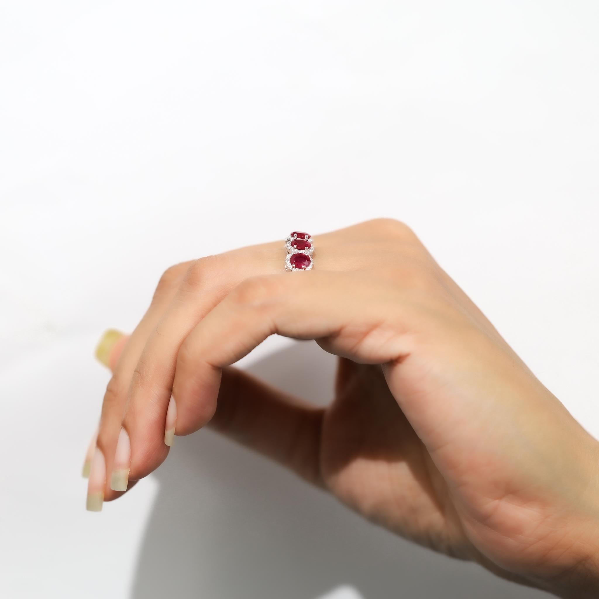 Bague à cinq pierres en or blanc 18 carats, rubis ovale naturel de 2,28 carats et diamants en vente 2