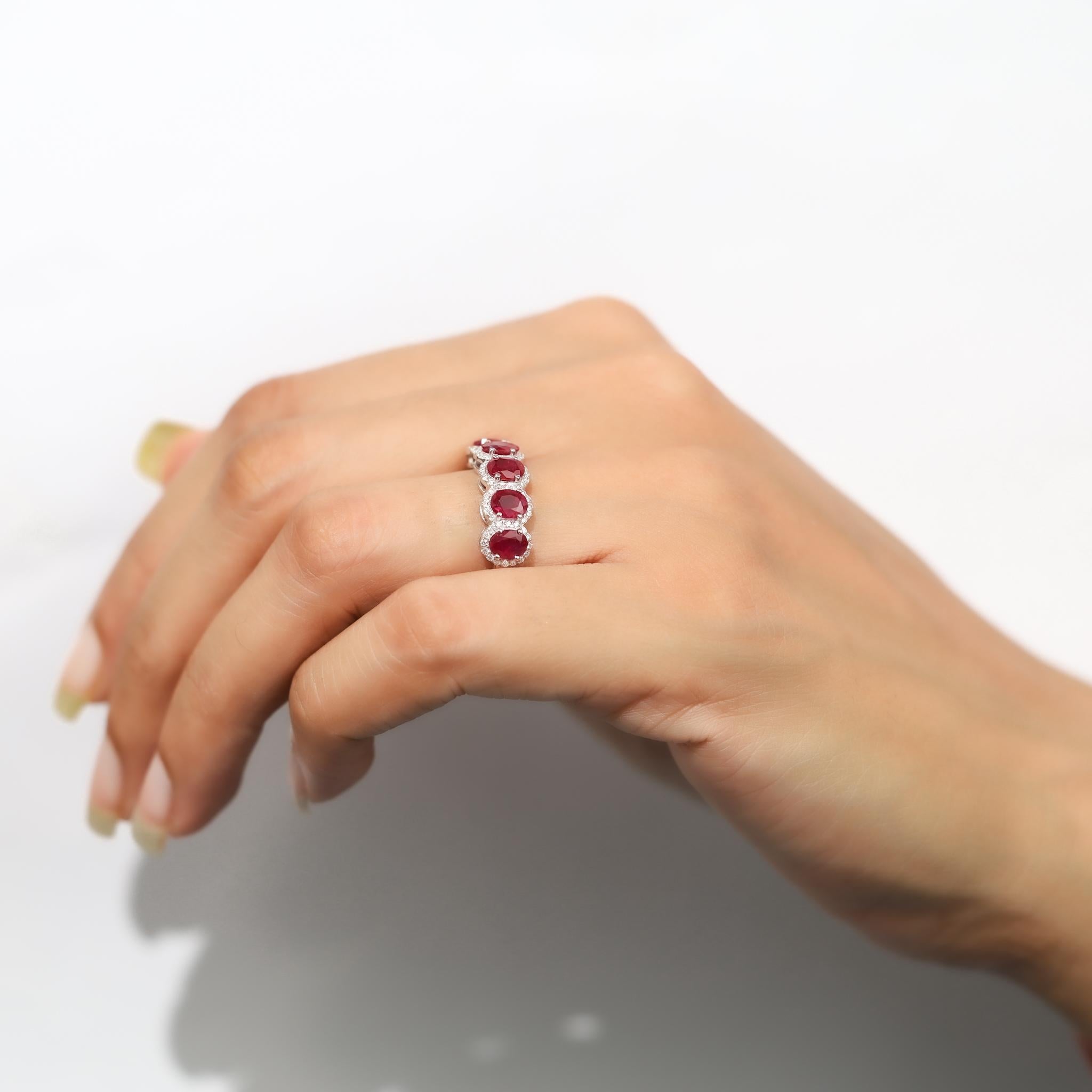 Bague à cinq pierres en or blanc 18 carats, rubis ovale naturel de 2,28 carats et diamants en vente 1