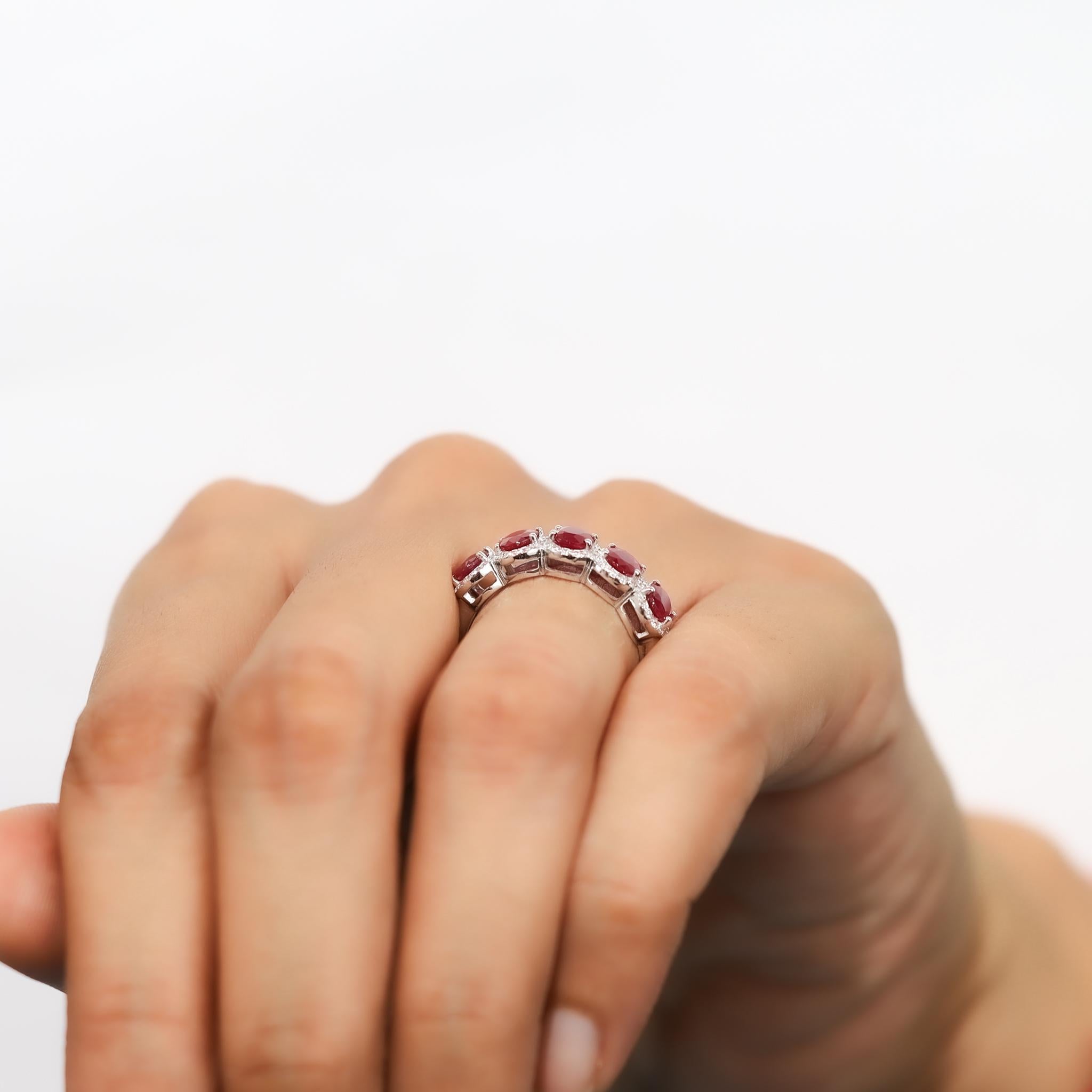 Bague à cinq pierres en or blanc 18 carats, rubis ovale naturel de 2,28 carats et diamants en vente 4