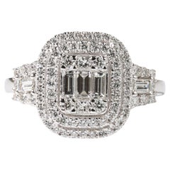 Anillo de compromiso con doble halo de diamantes redondos y baguette de 1,06 ct en oro blanco de 18 quilates