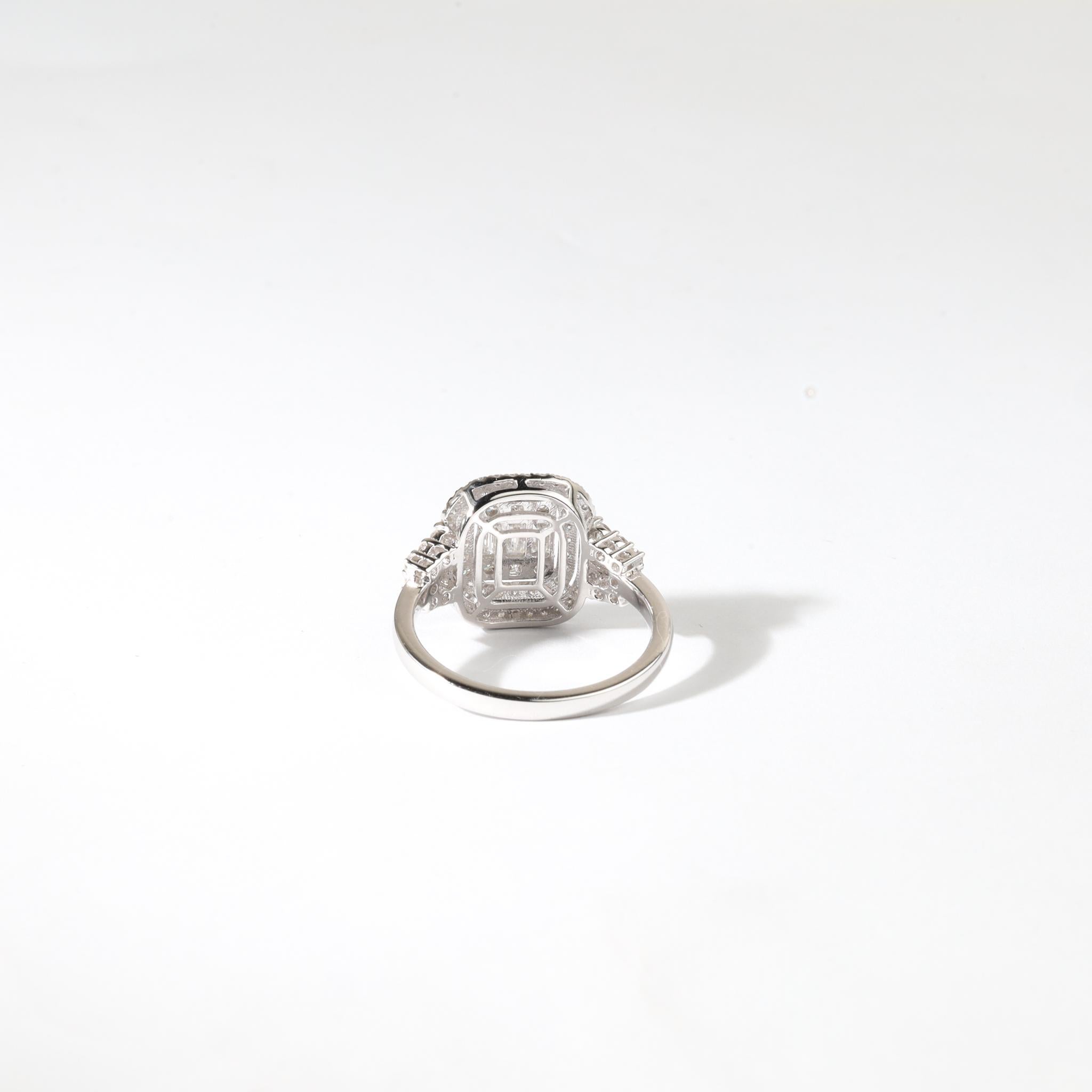 Anillo de compromiso con doble halo de diamantes redondos y baguette de 1,06 ct en oro blanco de 18 quilates en Nuevo estado para la venta en Jaipur, RJ