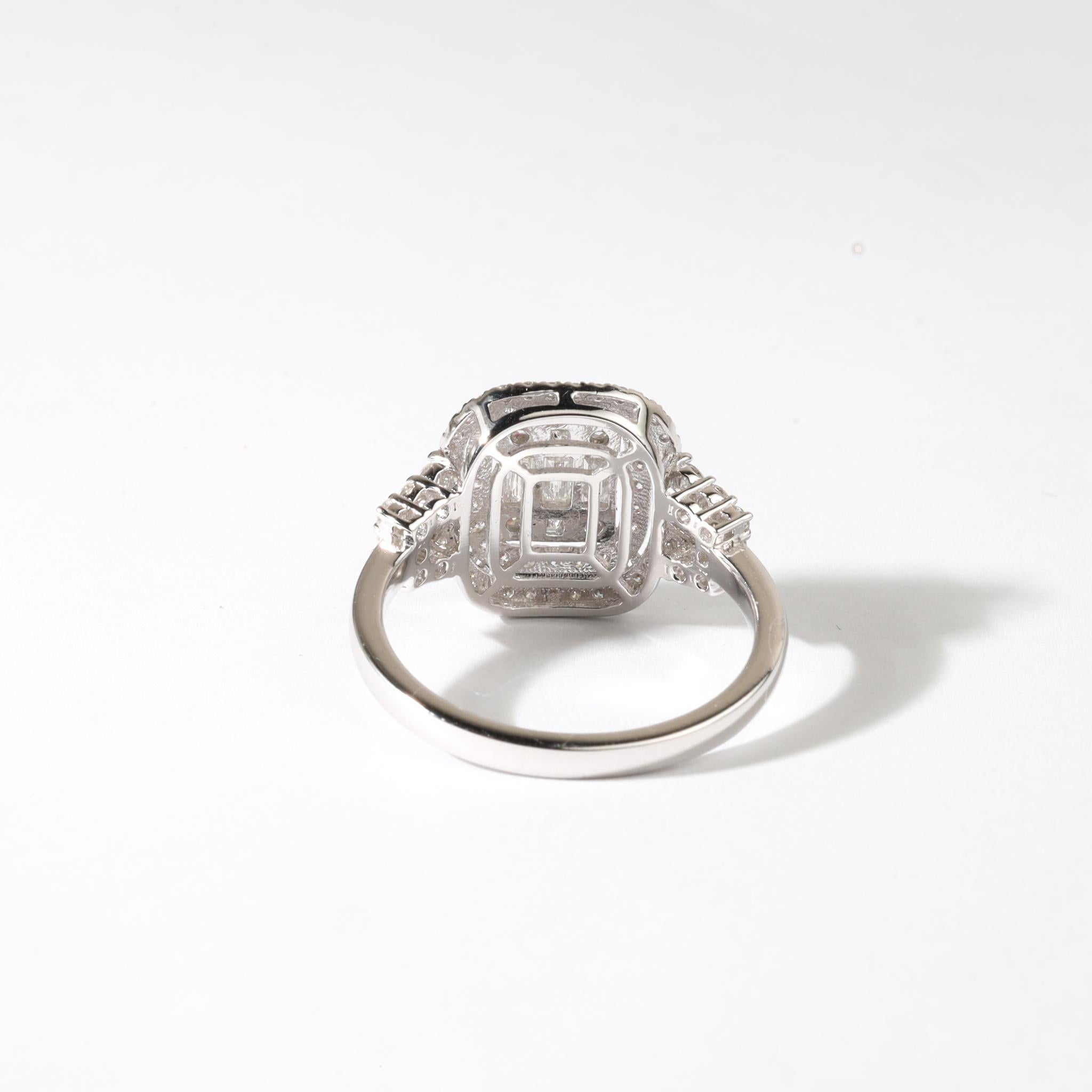 Anillo de compromiso con doble halo de diamantes redondos y baguette de 1,06 ct en oro blanco de 18 quilates Corte baguette en venta