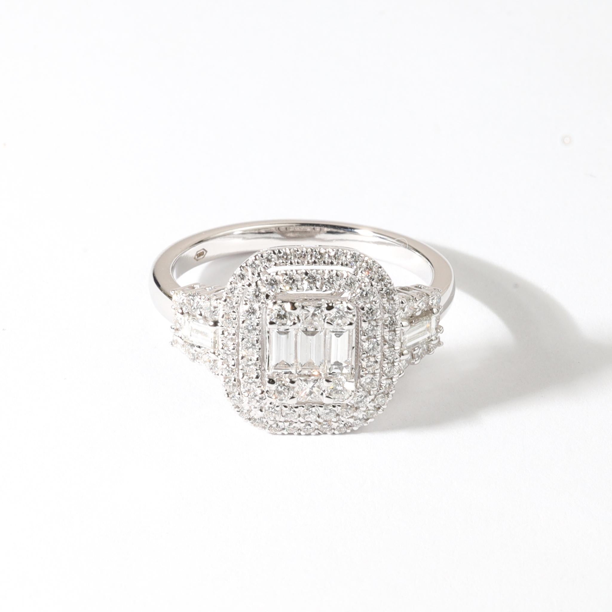 Descripción del producto:
Refinado y radiante, este anillo de cóctel con doble halo es la encarnación del glamour atemporal y la sofisticación contemporánea. En su corazón hay un diamante natural talla baguette de aprox. 0,58 qt, famoso por su