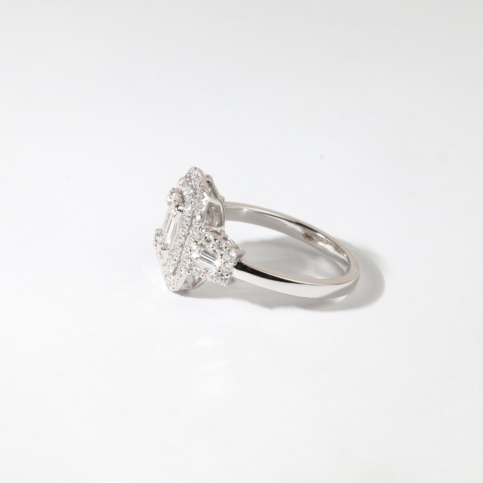 Anillo de compromiso con doble halo de diamantes redondos y baguette de 1,06 ct en oro blanco de 18 quilates Art Decó en venta