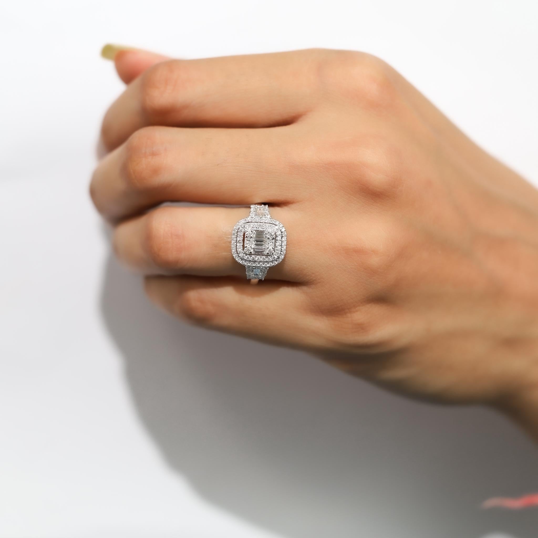 Anillo de compromiso con doble halo de diamantes redondos y baguette de 1,06 ct en oro blanco de 18 quilates en venta 2