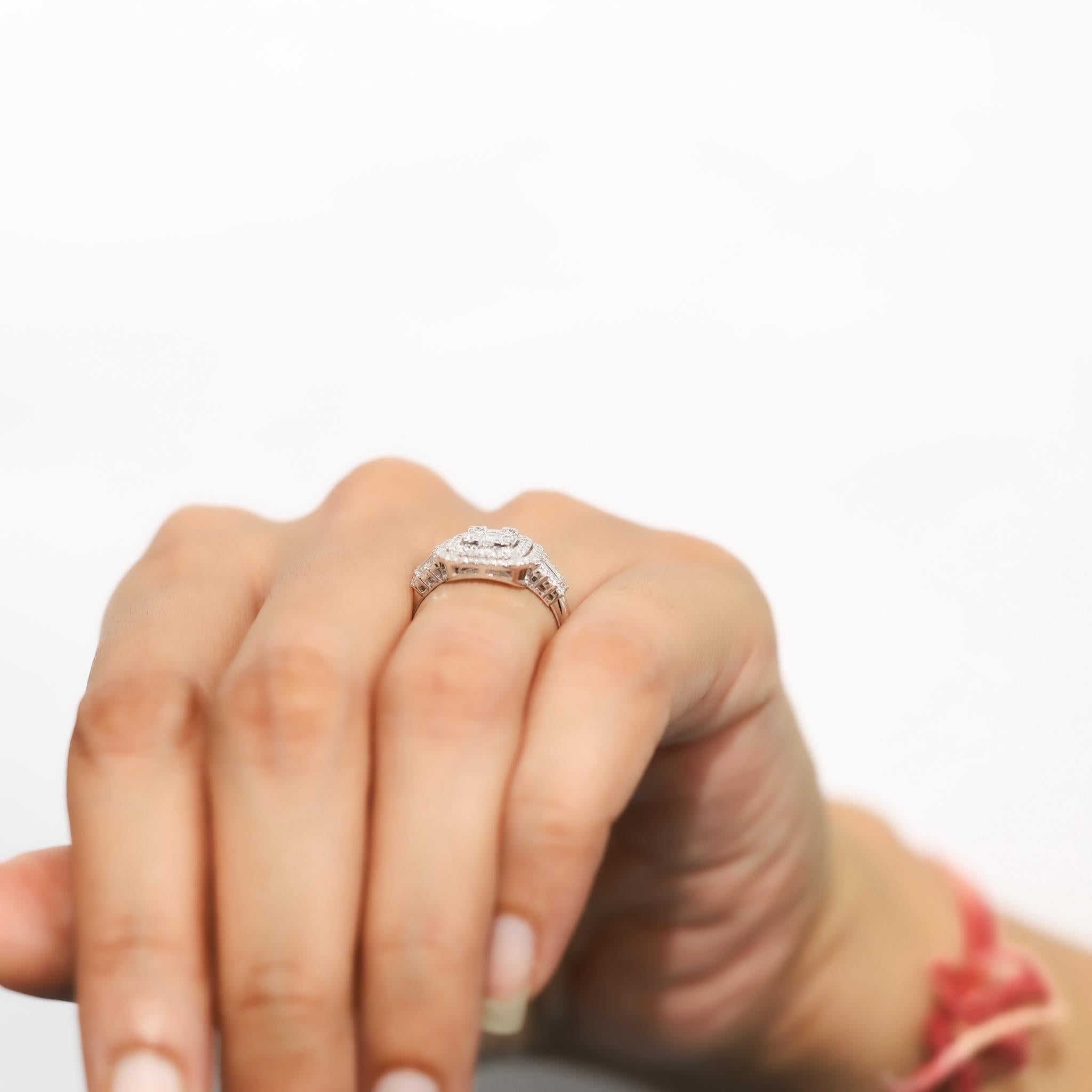 Anillo de compromiso con doble halo de diamantes redondos y baguette de 1,06 ct en oro blanco de 18 quilates en venta 5
