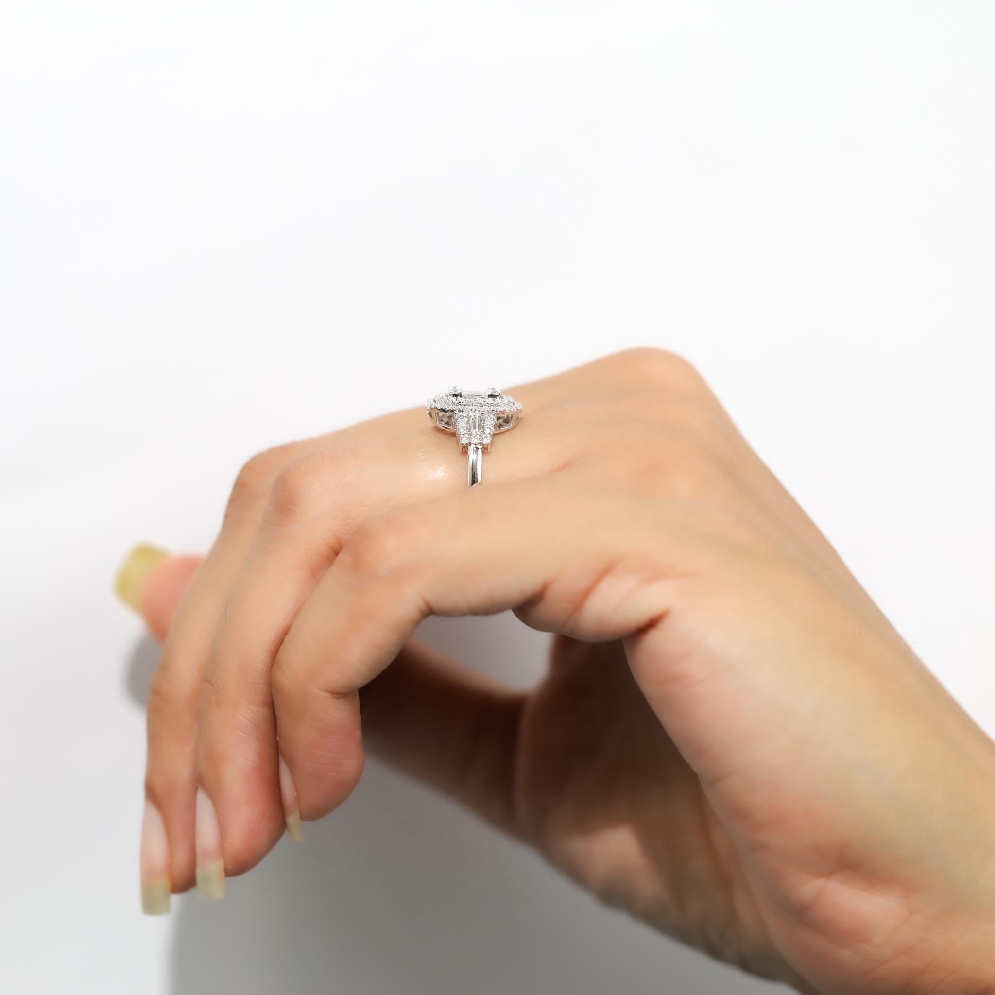 Anillo de compromiso con doble halo de diamantes redondos y baguette de 1,06 ct en oro blanco de 18 quilates en venta 4
