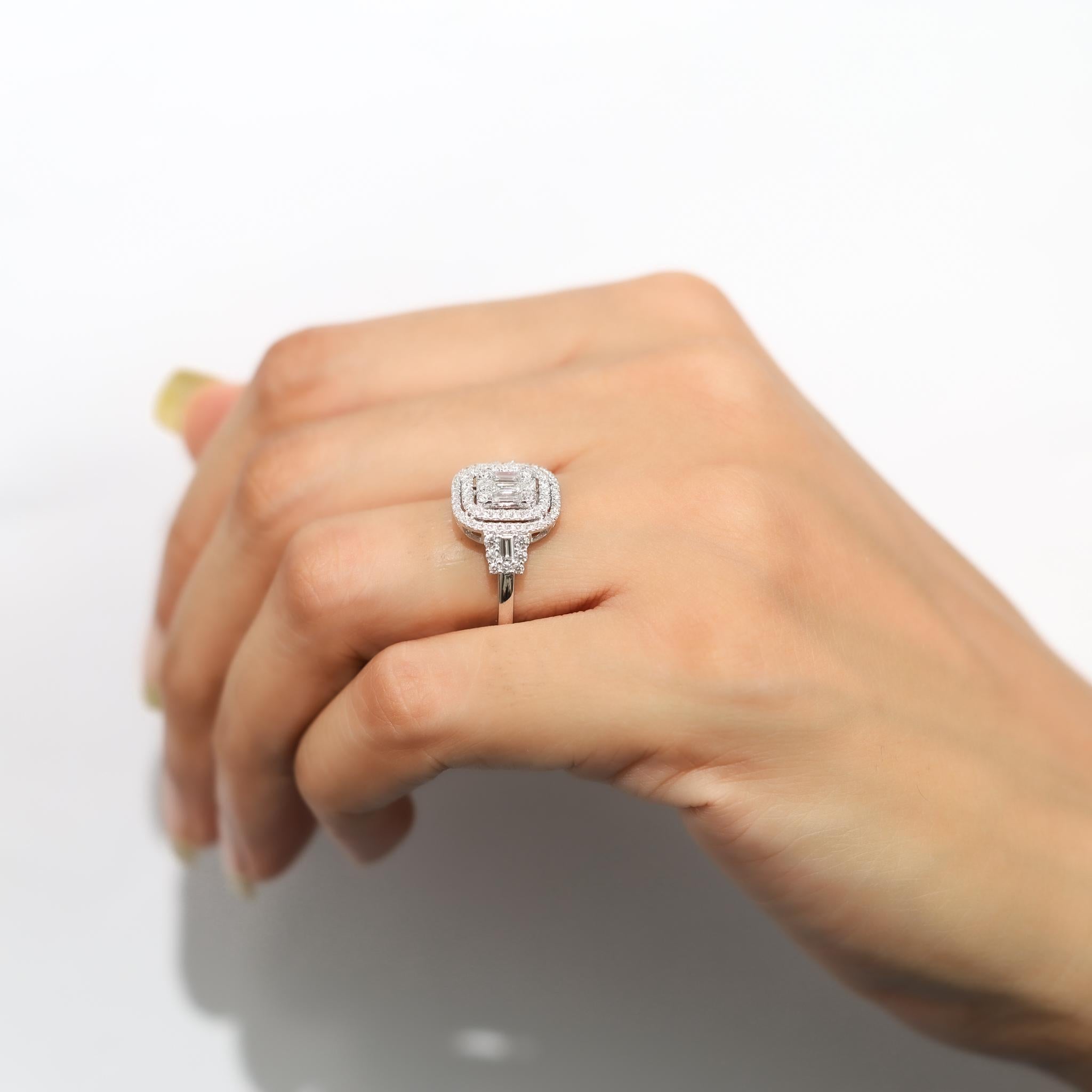 Anillo de compromiso con doble halo de diamantes redondos y baguette de 1,06 ct en oro blanco de 18 quilates en venta 3