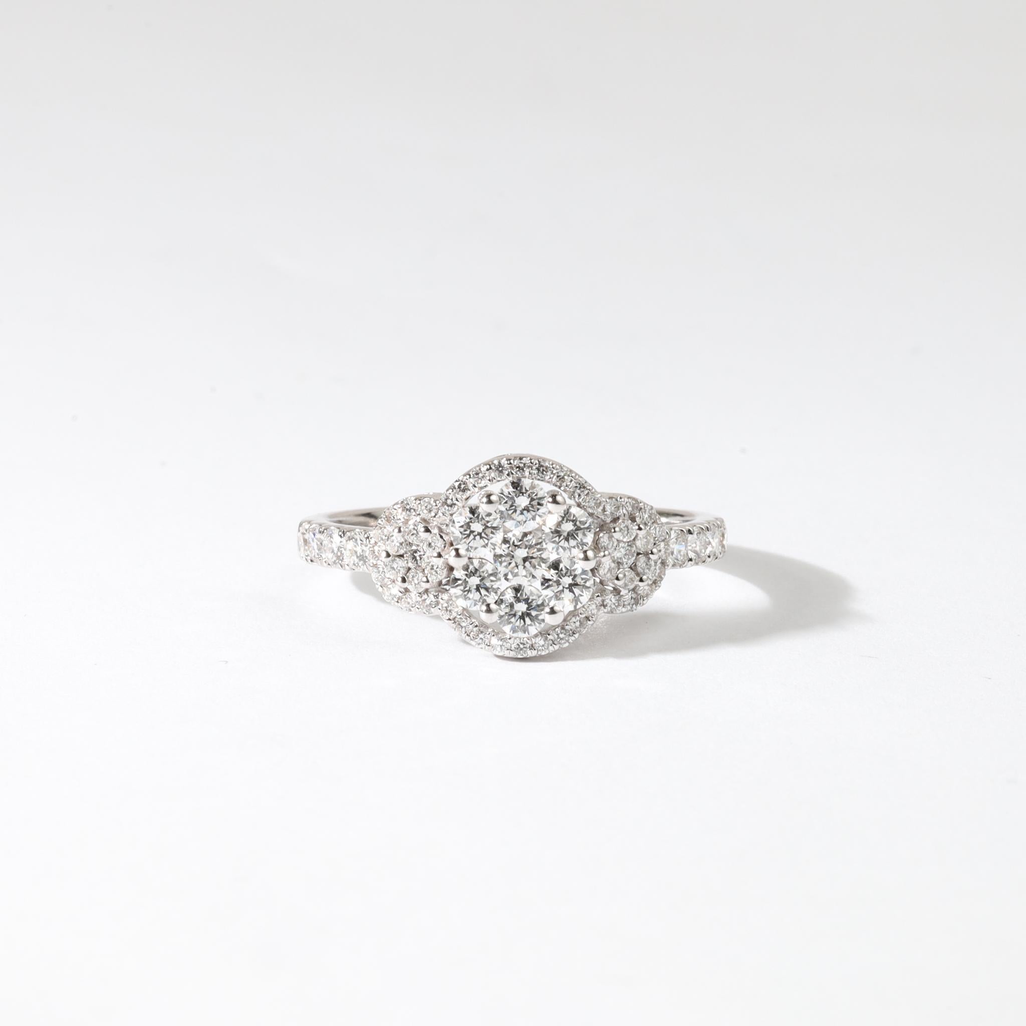 Descripción del producto:
Exquisitamente refinado y magistralmente elaborado, este elegante anillo de compromiso con halo presenta aprox. 0,92 quilates de diamantes naturales talla redonda (color E, claridad VS) engastados en un engaste ilusión