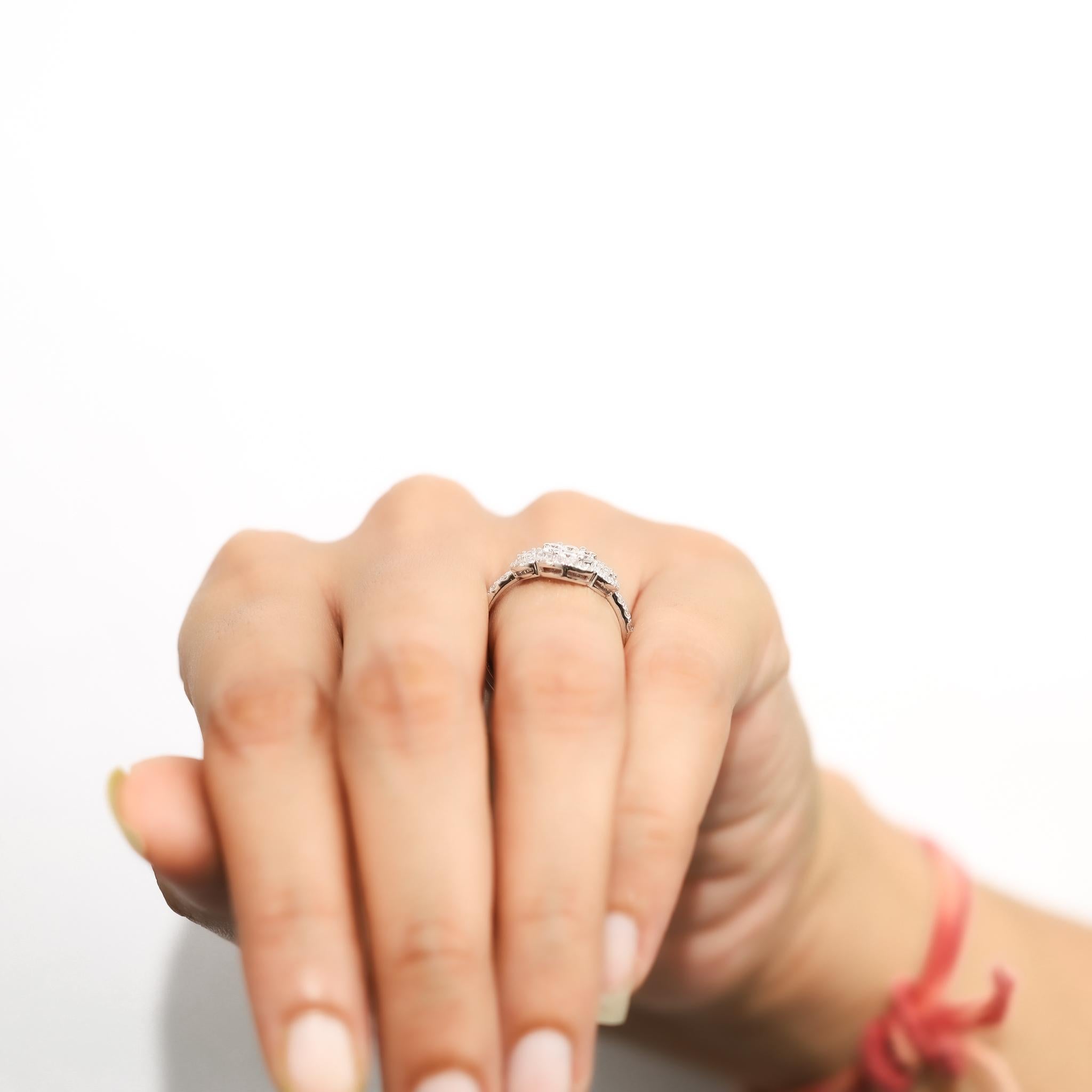 Anillo de compromiso con halo de diamantes redondos naturales de 1 ct con engaste ilusión en oro de 18 quilates en venta 5