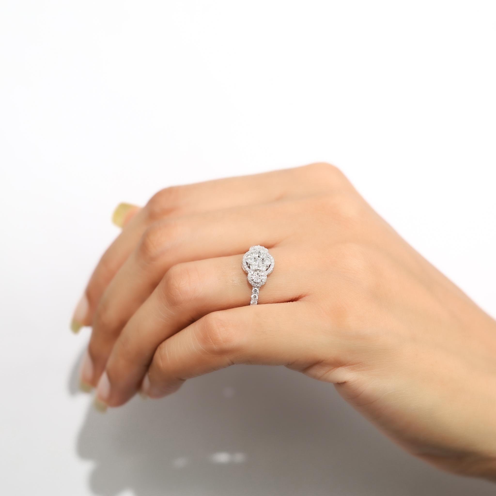 Anillo de compromiso con halo de diamantes redondos naturales de 1 ct con engaste ilusión en oro de 18 quilates en venta 3