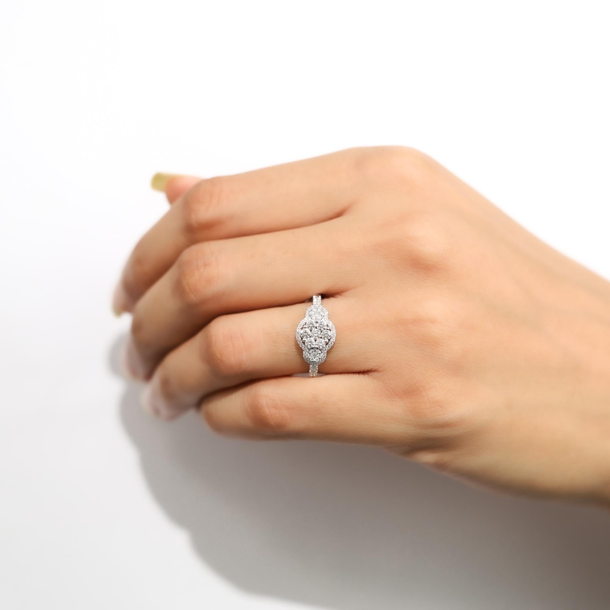 Anillo de compromiso con halo de diamantes redondos naturales de 1 ct con engaste ilusión en oro de 18 quilates en venta 2