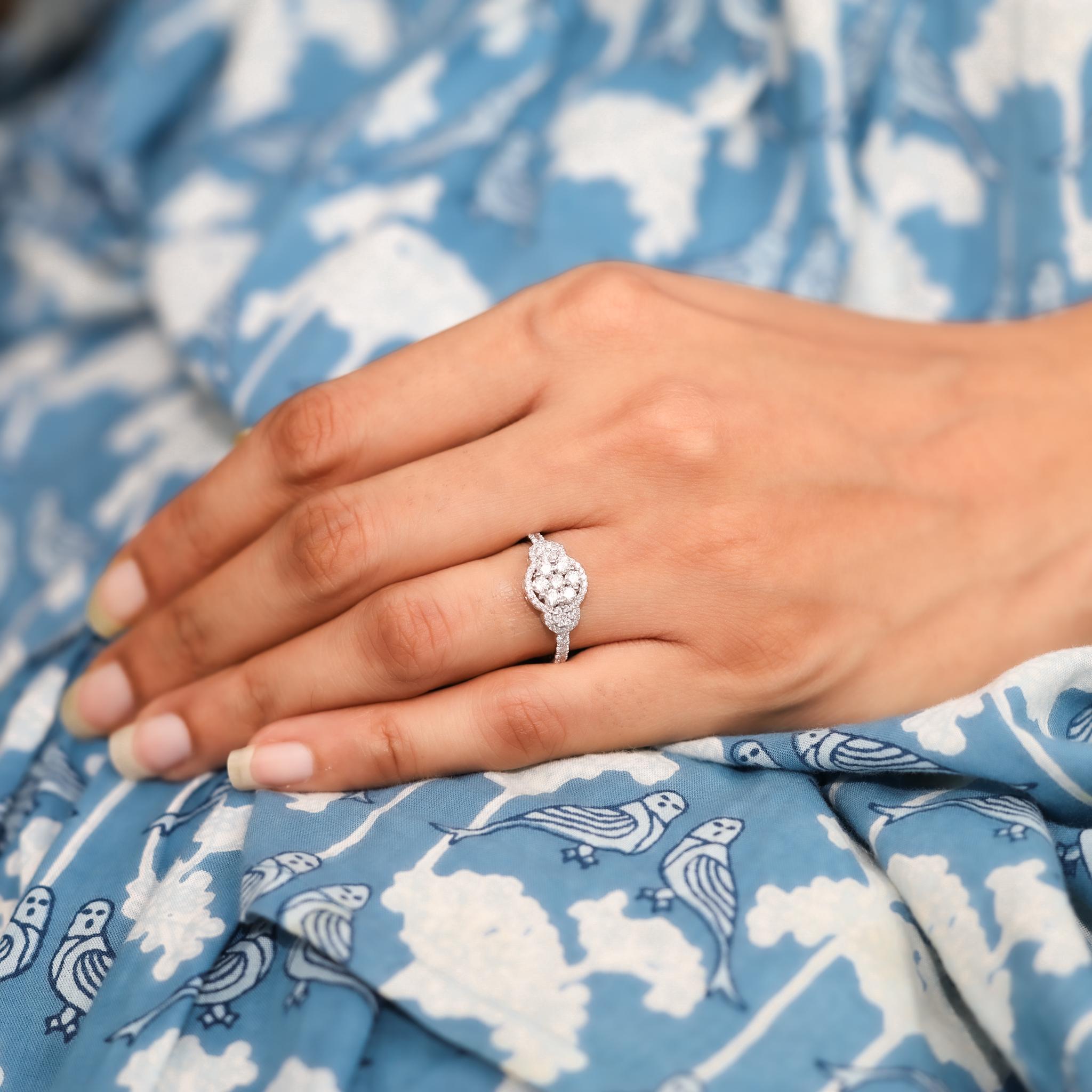 Anillo de compromiso con halo de diamantes redondos naturales de 1 ct con engaste ilusión en oro de 18 quilates en venta 6