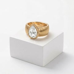 Anillo de compromiso de 1,20 ct con diamante en talla pera rosa, en oro amarillo de 18 quilates, con banda cepillada