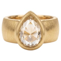 Anillo de compromiso de 1,20 ct con diamante en talla pera rosa, en oro amarillo de 18 quilates, con banda cepillada