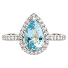 Bague « halo » en or blanc 18 carats, sertie d'une aigue-marine taille poire d'un carat et de diamants
