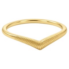Anillo apilable con diseño en forma de V y motivo de chevron cepillado, en oro amarillo de 18 quilates