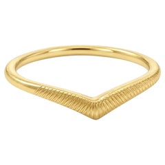 Anillo apilable con diseño en forma de V y motivo de chevron cepillado, en oro amarillo de 18 quilates
