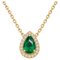 Collar con halo de diamantes y esmeraldas en forma de pera certificado por el IGI, en oro amarillo de 18 quilates