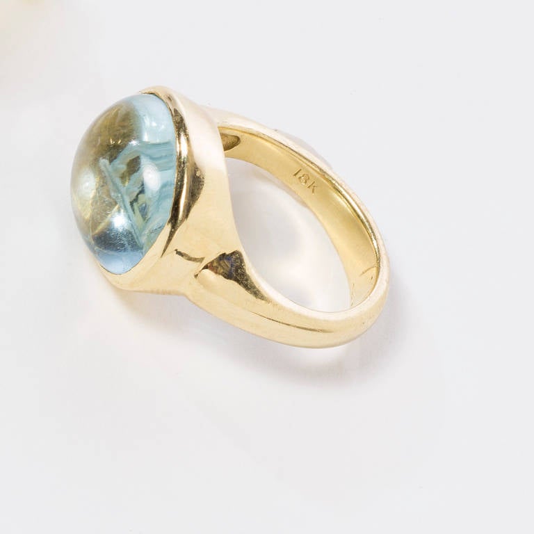 Beautiful hand carved aquamarine regal lion (by Master Idar-Oberstein carver)
intaglio cabochon ring in 18 karat polished yellow gold setting. 
Stone size (12mmx16mmx8mm) with natural inclusions. Ring size 7.