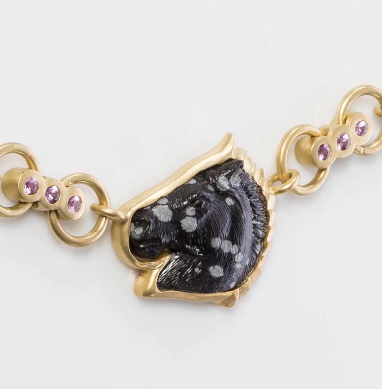 Sieben prächtig geschnitzte Pferdeköpfe aus schwarz-weißem Schneeflockenobsidian, Mahagoni-Obsidian und schwarzem Obsidian (von einem Schnitzermeister aus Idar-Oberstein). Jeder einzelne Pferdekopf ist in handgearbeitetes 18-karätiges Gelbgold mit