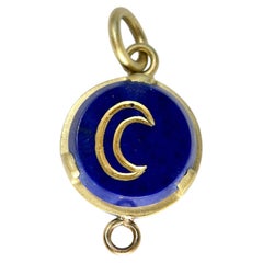 Pendentif en or 18 carats, lapis-lazuli, gravure en creux représentant un croissant de lune