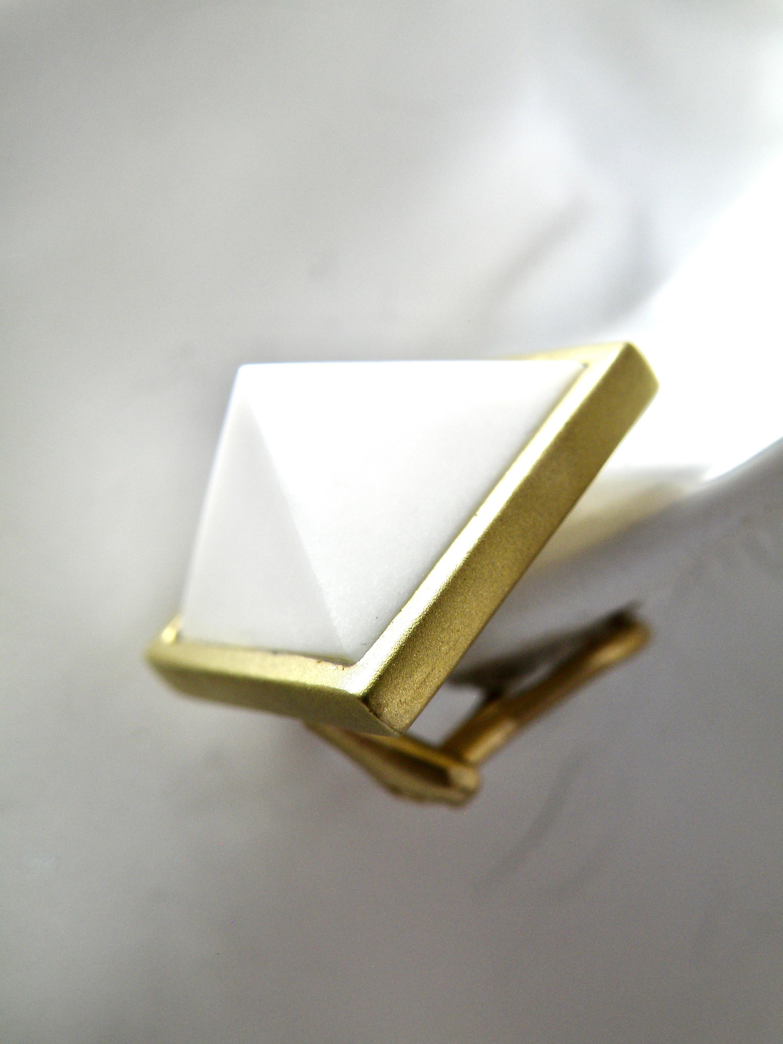 Donna Orecchini a piramide in cocolite 18k in vendita