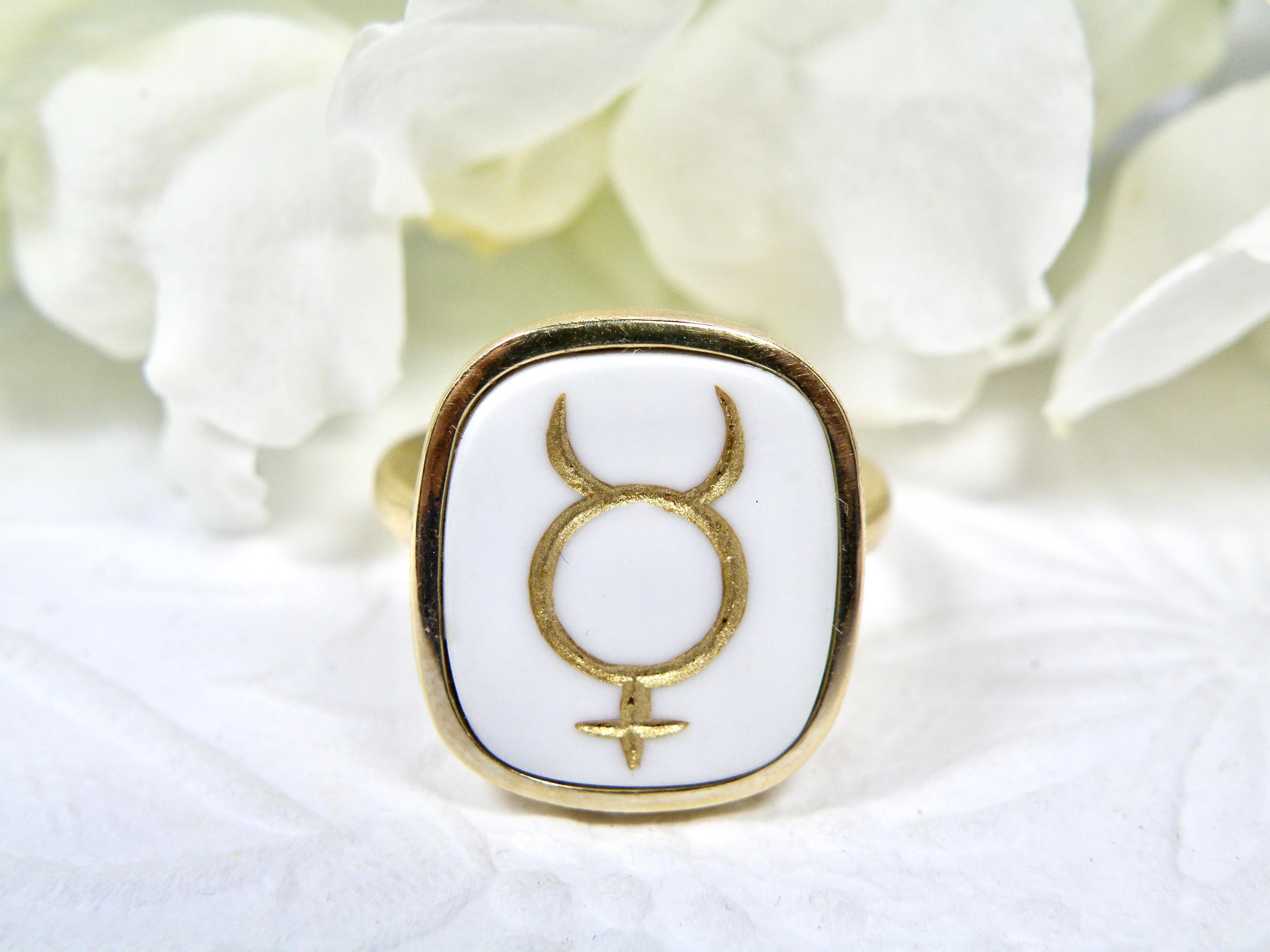 Anello simbolico 18k. Anello intaglio in oro con cocolite. Questo anello, simbolo della donna con le corna, ha diversi significati. Non-Binario, Forza, Adrogenismo, il simbolo di Venere e in Alchimia il simbolo del metallo Mercurio. È anche