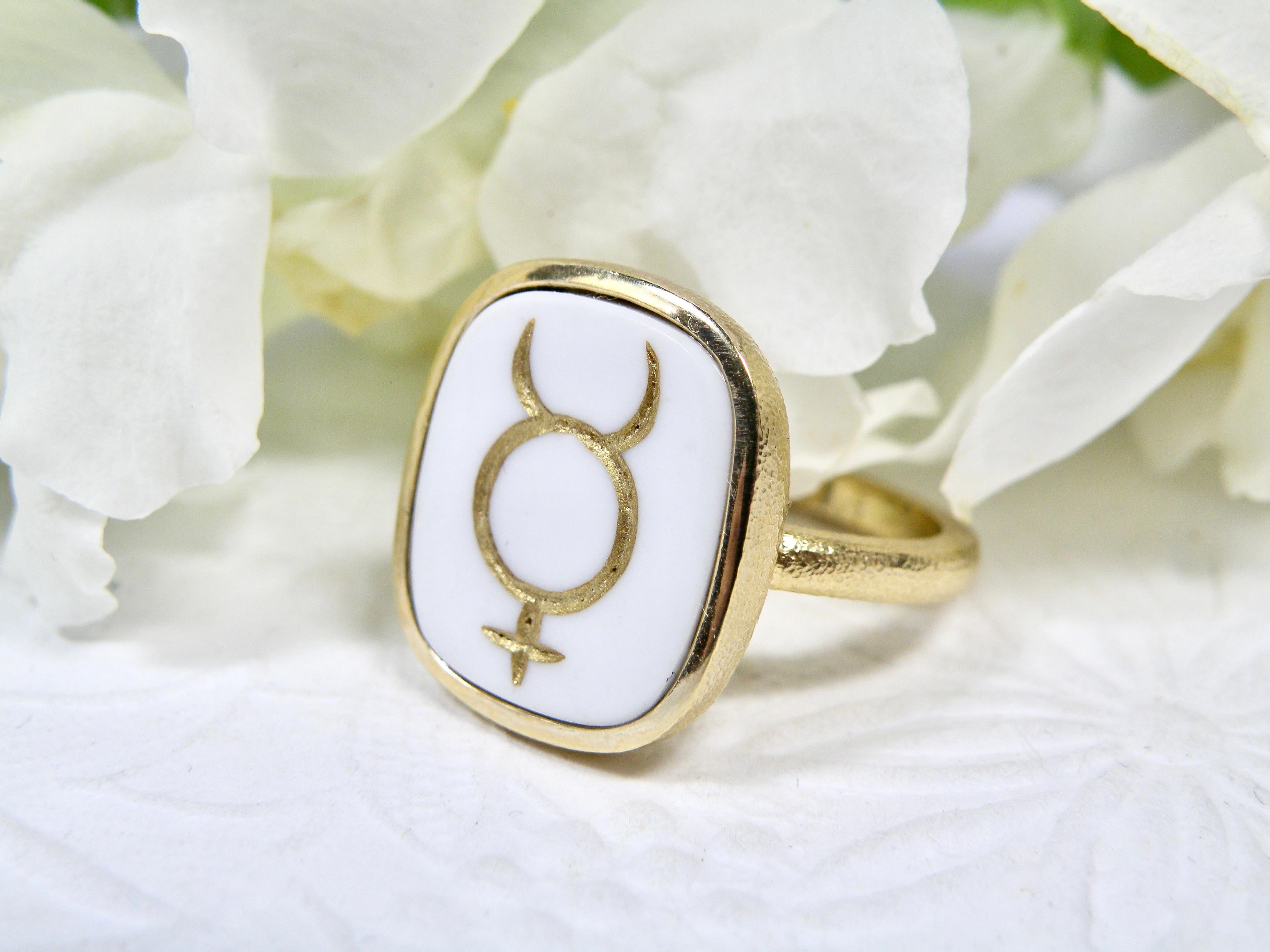Contemporaneo Anello simbolo 18k. Intaglio di cocolite in oro in vendita