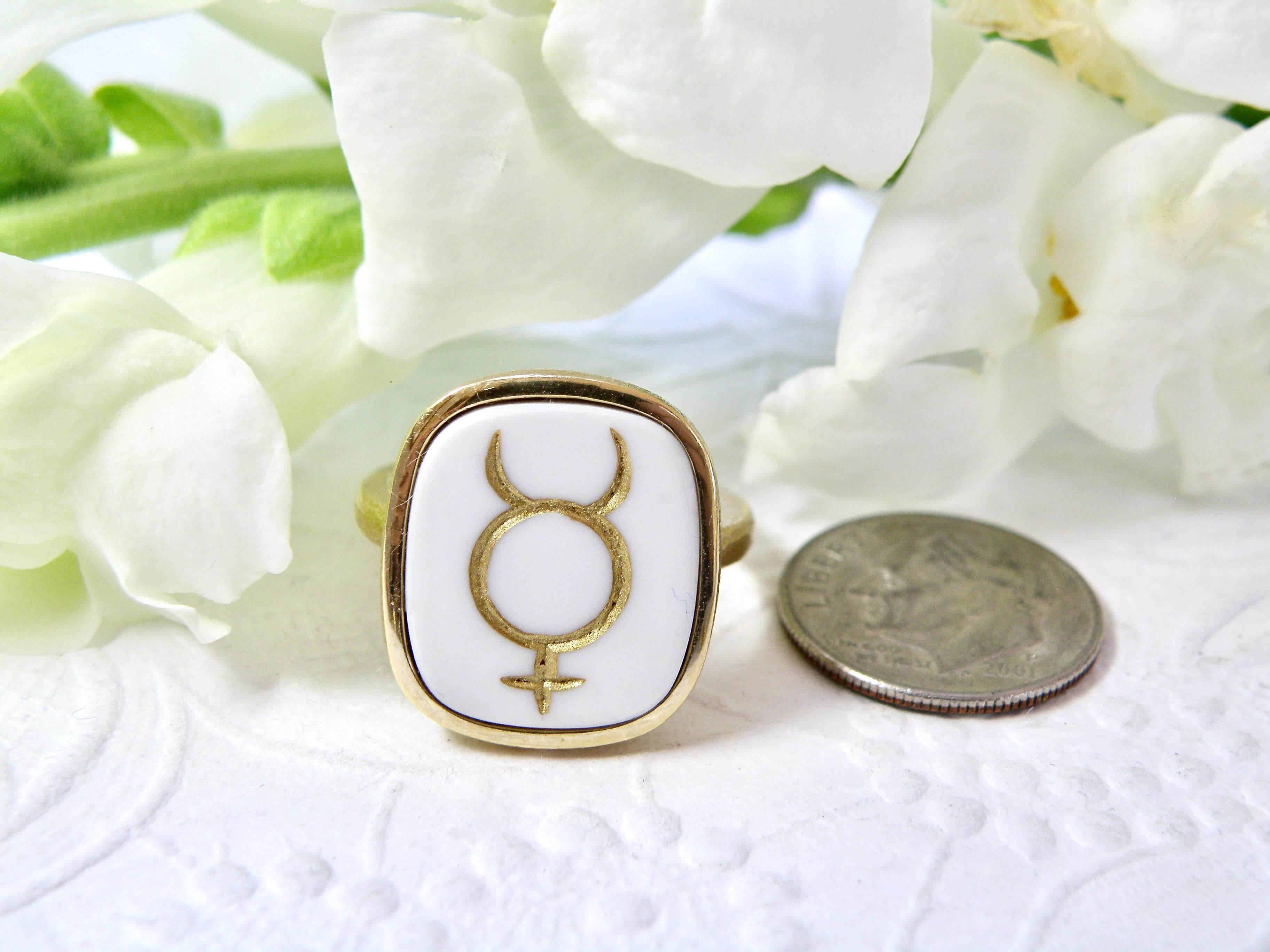Anello simbolo 18k. Intaglio di cocolite in oro In condizioni Nuovo in vendita a Cohasset, MA