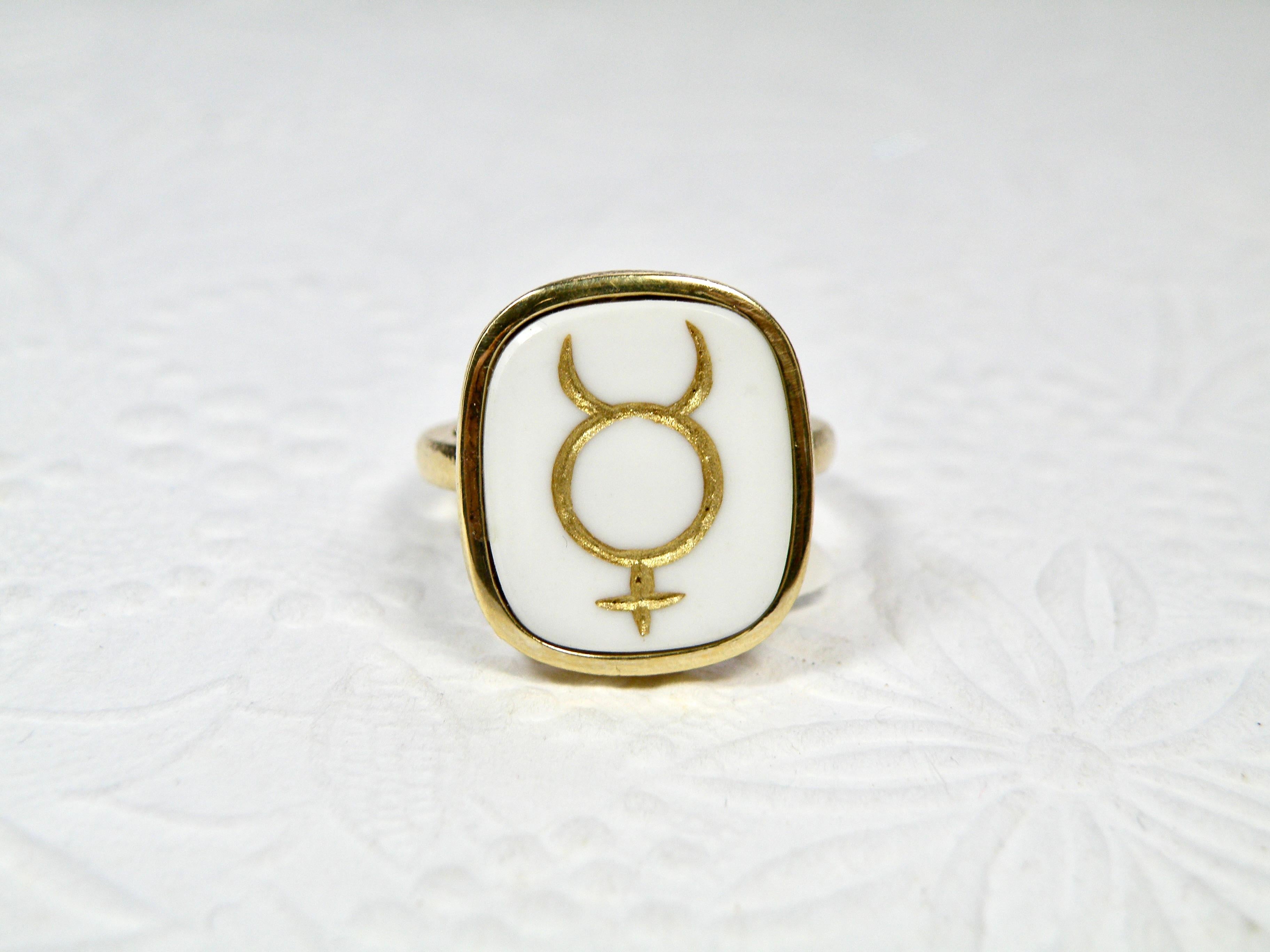 Anello simbolo 18k. Intaglio di cocolite in oro in vendita 2