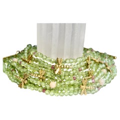 Pulsera de varias vueltas con peridoto y libélula chapada en oro de 18 quilates