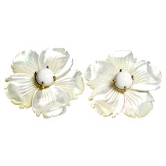 Boucle d'oreille en nacre sculptée de 18 carats avec un clou en cocholite