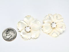 Boucle d'oreille en nacre sculptée de 18 carats avec un clou en cocholite