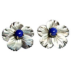 Boucle d'oreille en or 18 carats avec une fleur sculptée en nacre noire et un clou en lapis-lazuli