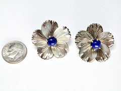 Boucle d'oreille en or 18 carats avec une fleur sculptée en nacre noire et un clou en lapis-lazuli