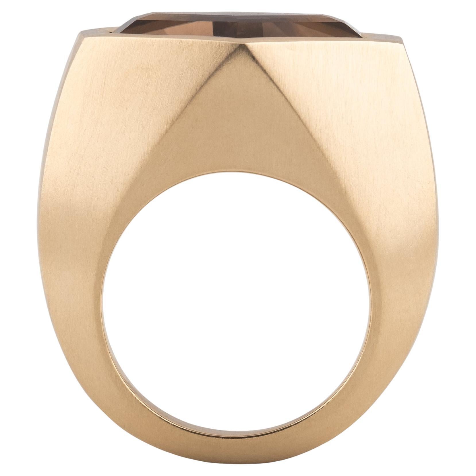 Modern 17 Carat Smoky Quartz 10 Karat Yellow Gold Men's Ring