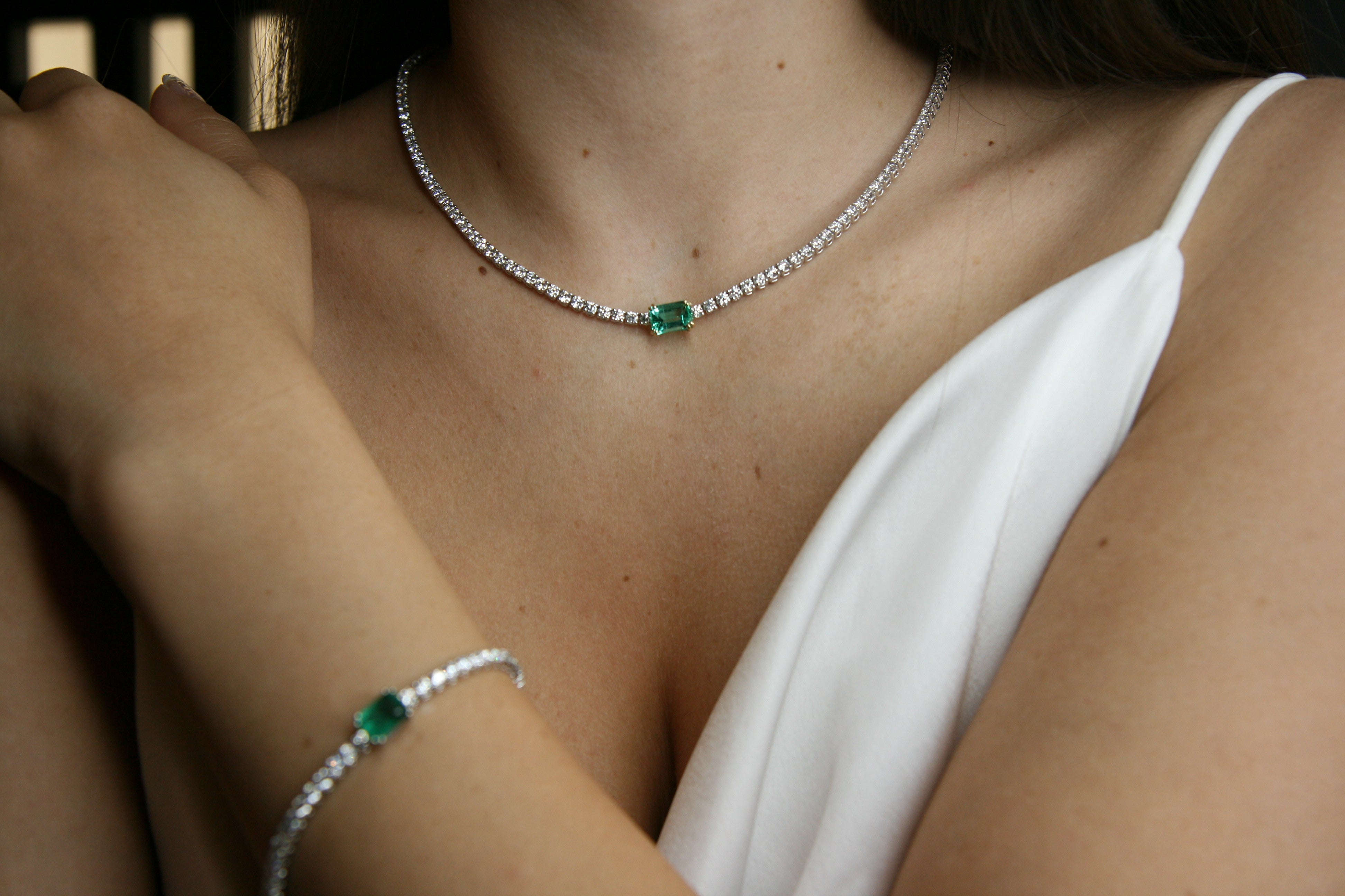7.25 Carat VS G White Gold Tennis Necklace with Colombian Emerald Carat 2.15 For Sale