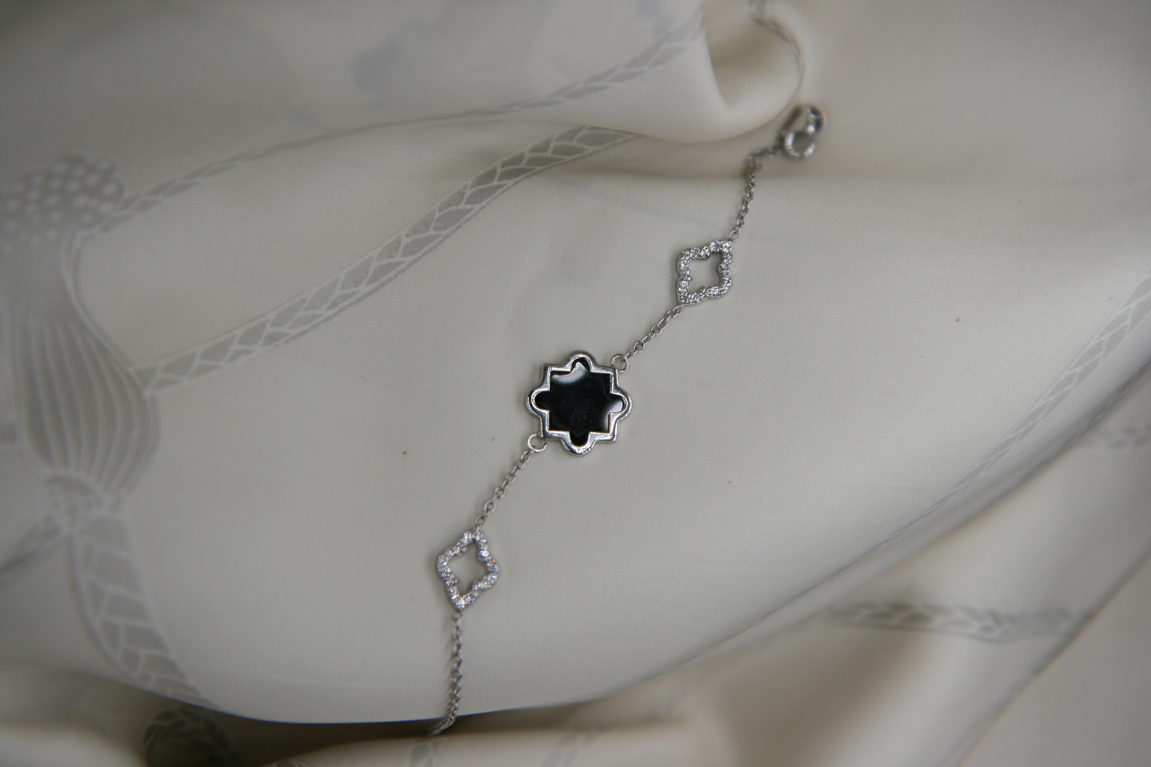 Or blanc 0,34 carat et diamants de couleur VS G, grammes 3,43  Noir  Onyx  Bracelet