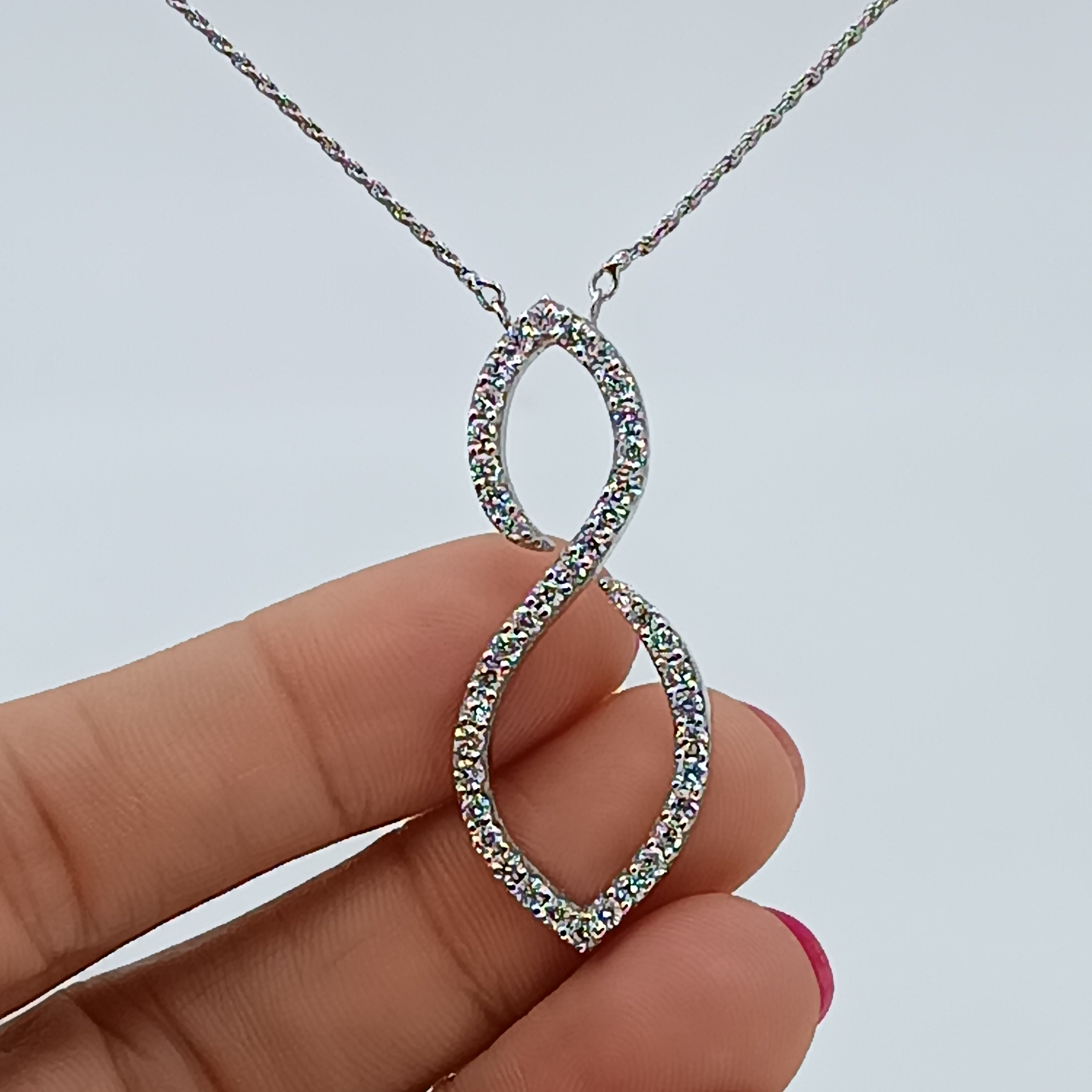 1.23 Carat Vs G Diamonds on 18 Carat White Gold Pendant the Object Weighs 10.29 For Sale