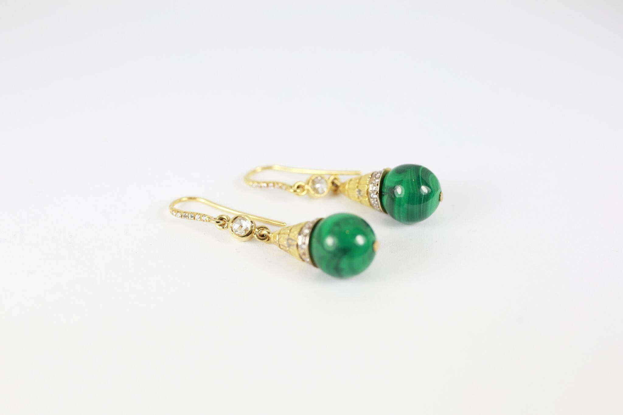 18K gold drop earrings inlaid with malachite and white diamonds.