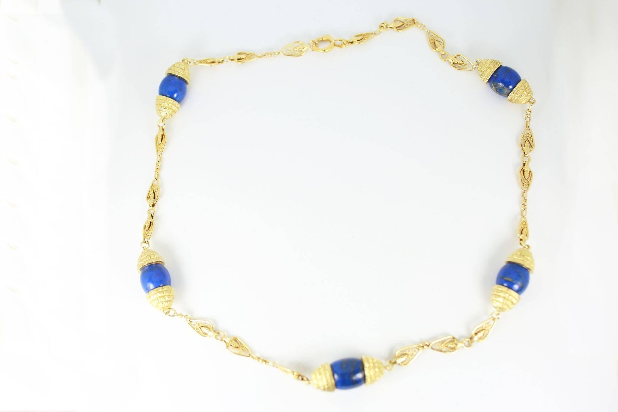 Solid 18K gold link necklace featuring beautiful lapis lazuli.