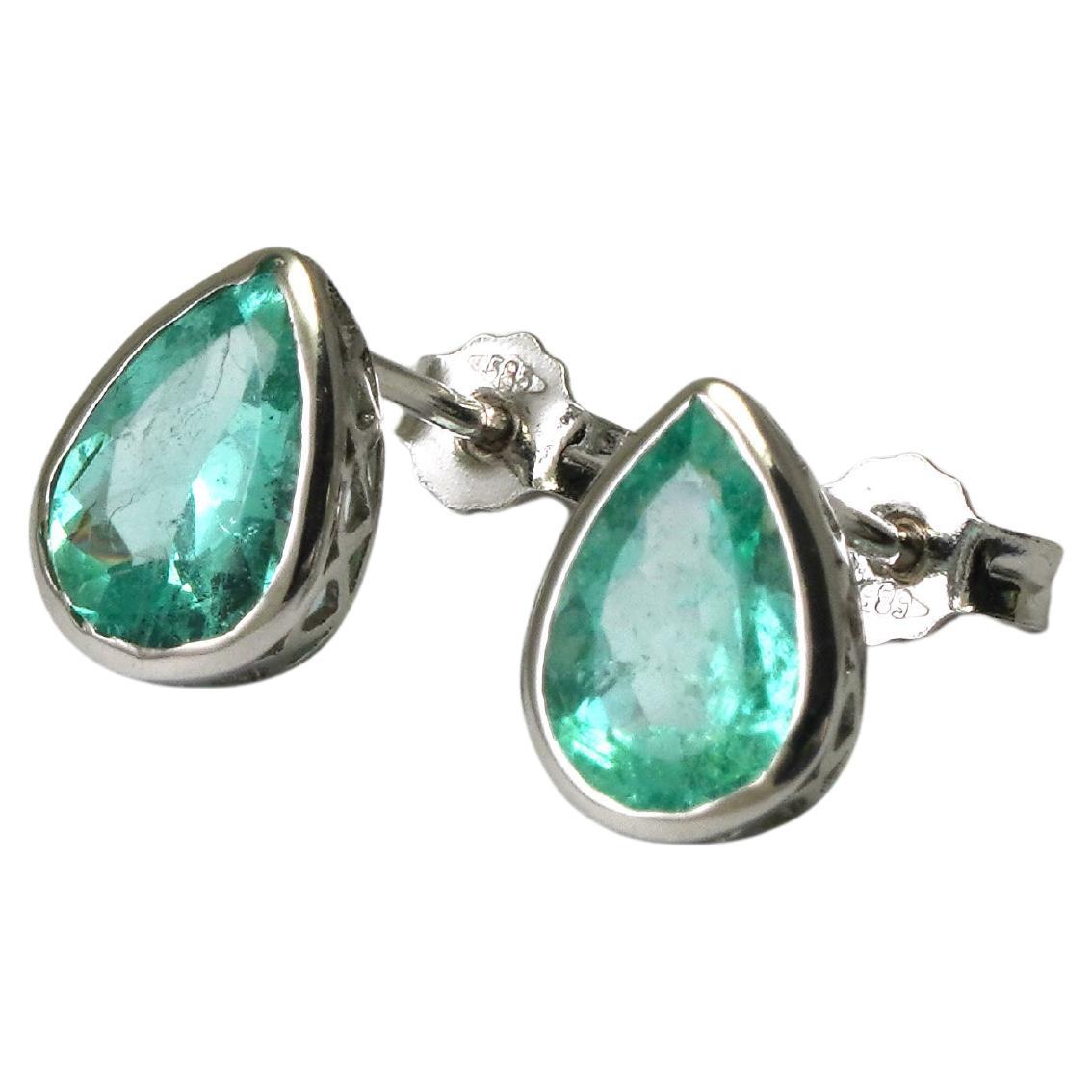 Boucles d'oreilles en or blanc 14 carats - Émeraude de Colombie en vente