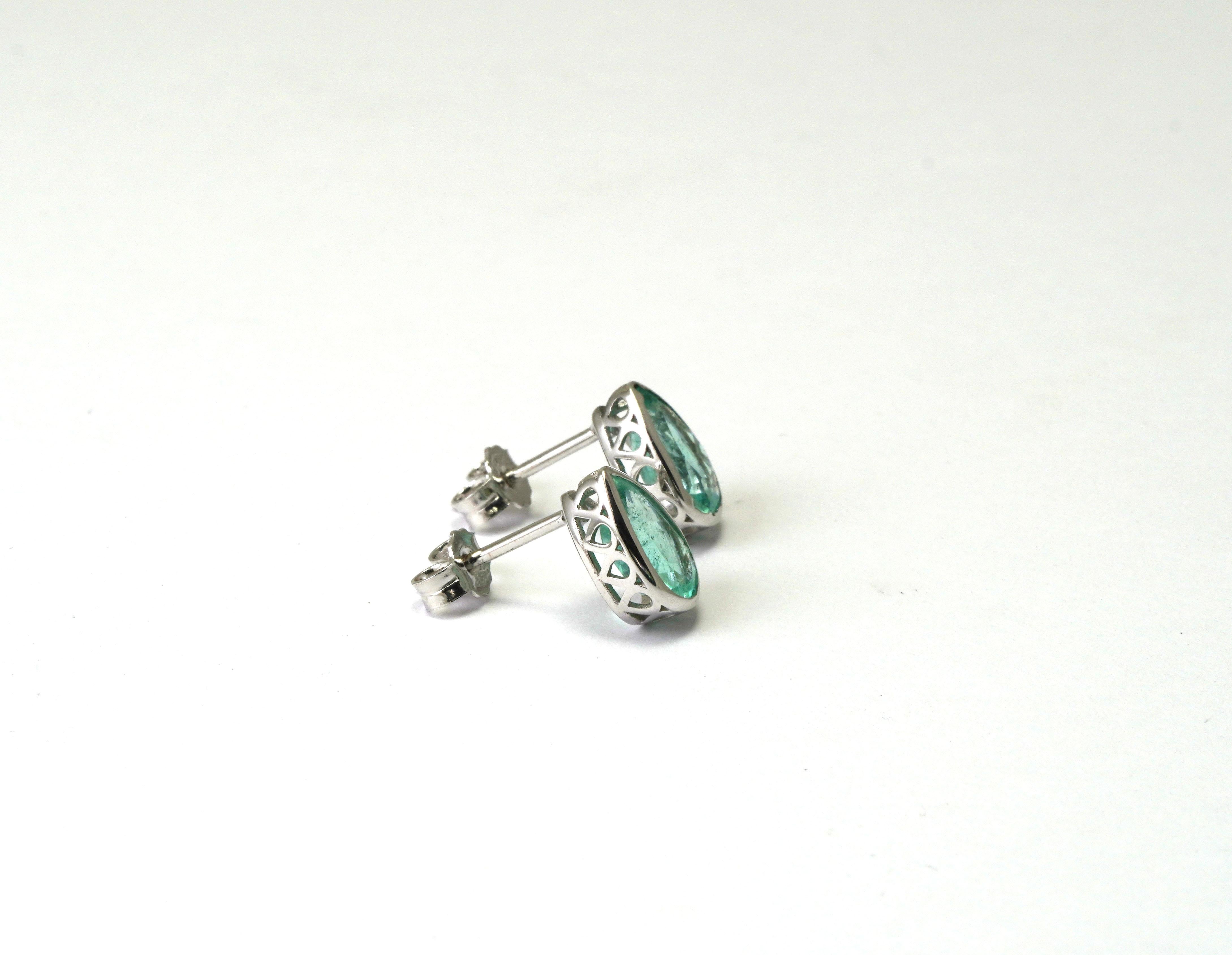 Boucles d'oreilles émeraude en or blanc 14 carats
- Or Couleur : Blanc
- Poids : 1,75 gramme
Set avec :
Émeraude
- Poids : 0,93
- Couleur : Vert
- Origine : Colombie