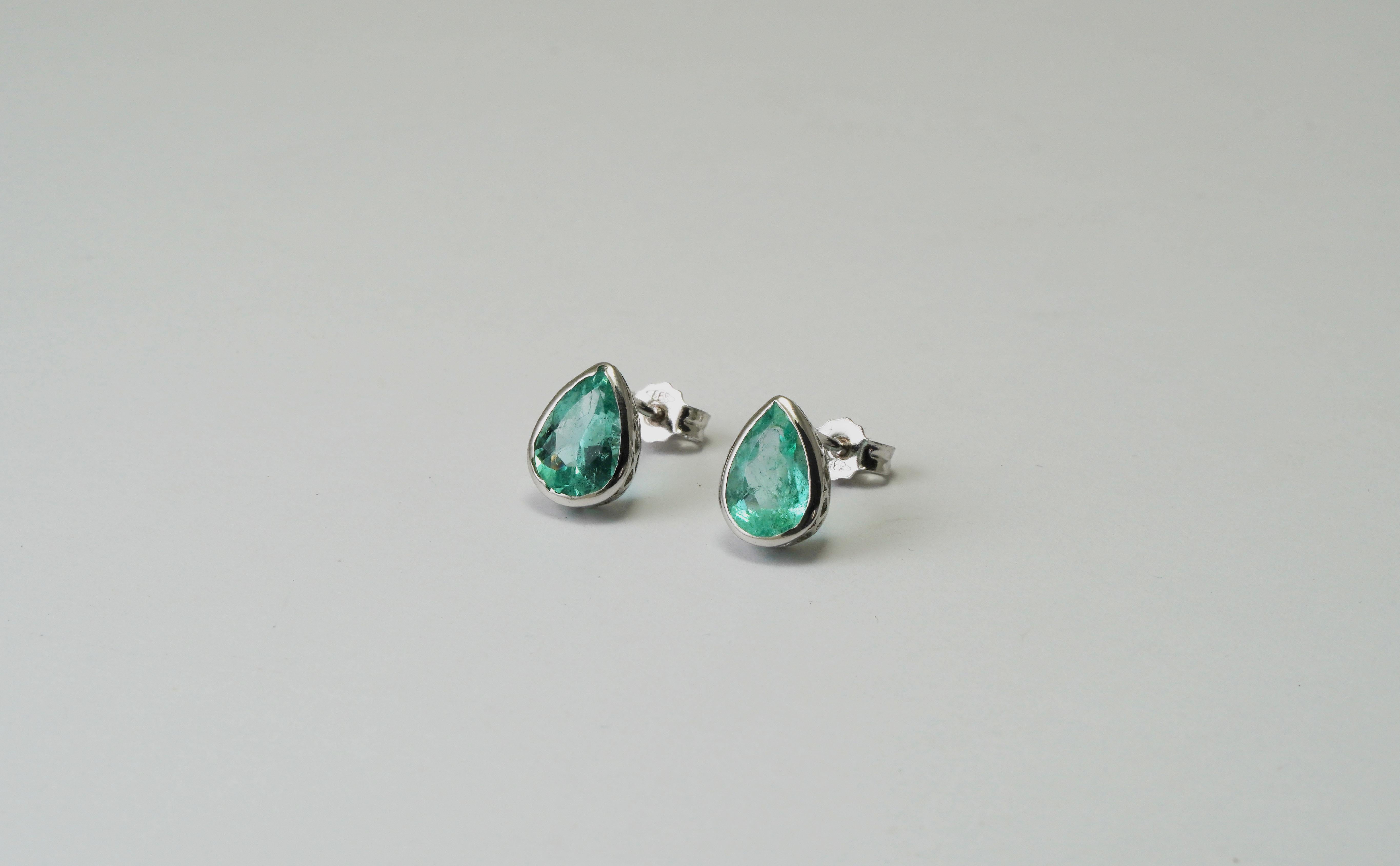Taille poire Boucles d'oreilles en or blanc 14 carats - Émeraude de Colombie en vente