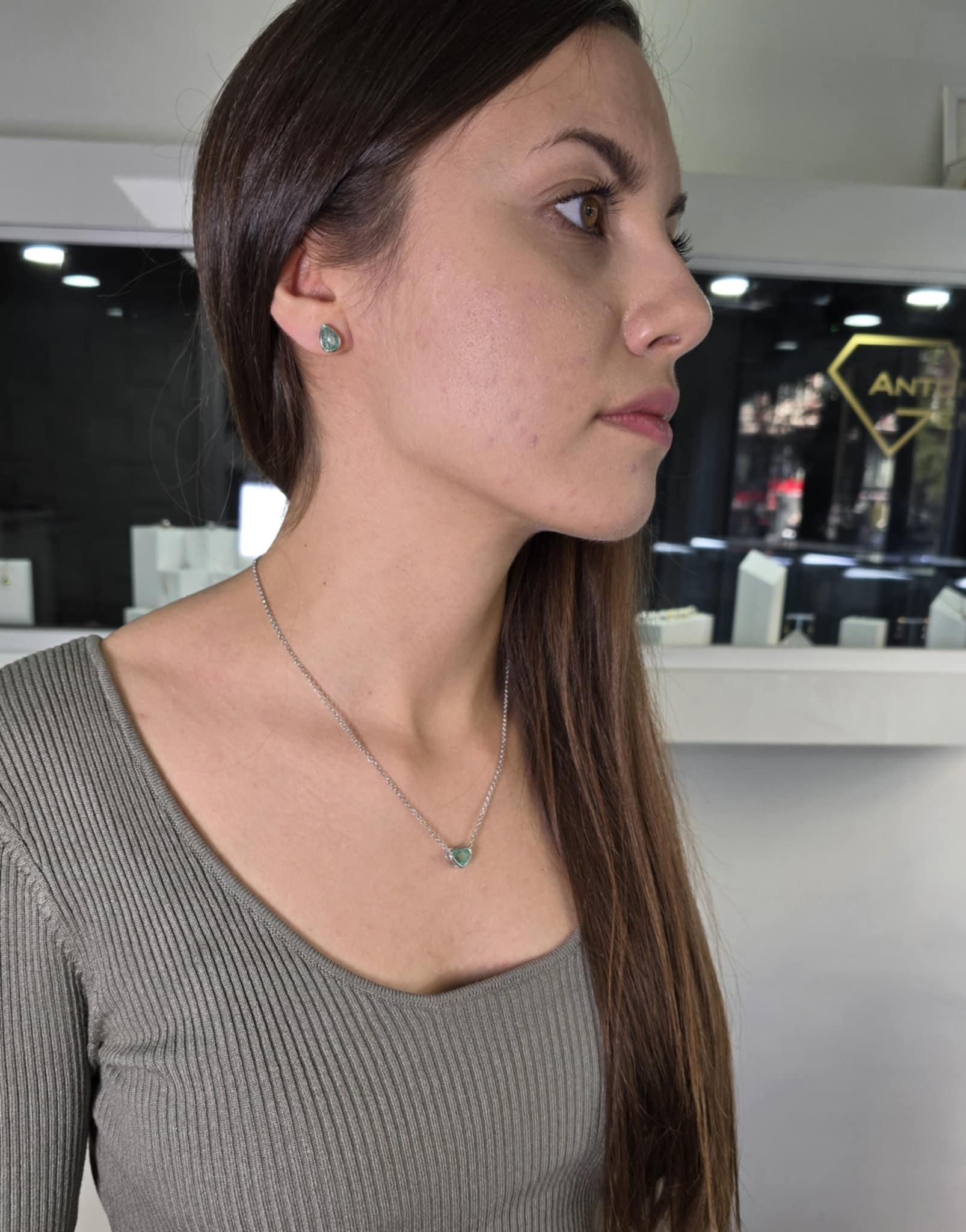 Boucles d'oreilles en or blanc 14 carats - Émeraude de Colombie en vente 1