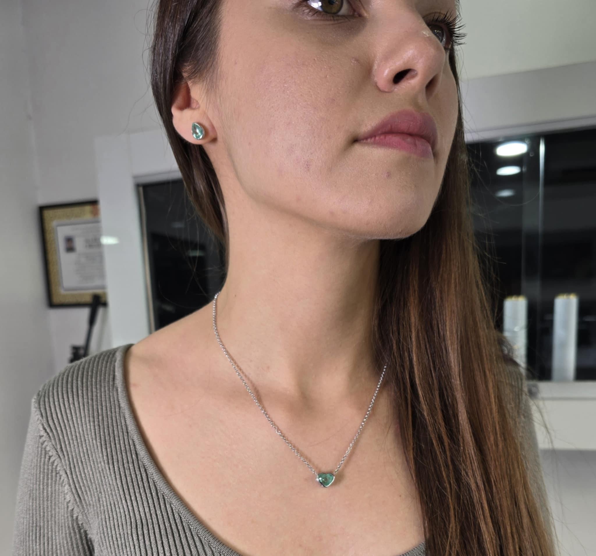 Boucles d'oreilles en or blanc 14 carats - Émeraude de Colombie en vente 2