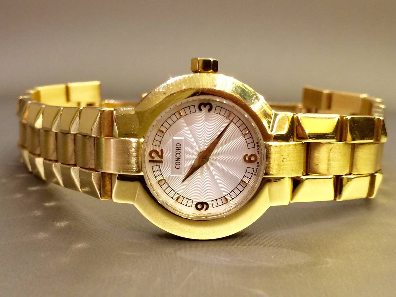 Concord Yellow Gold Ladies Wristwatch In Excellent Condition For Sale In Ottawa, Ontario